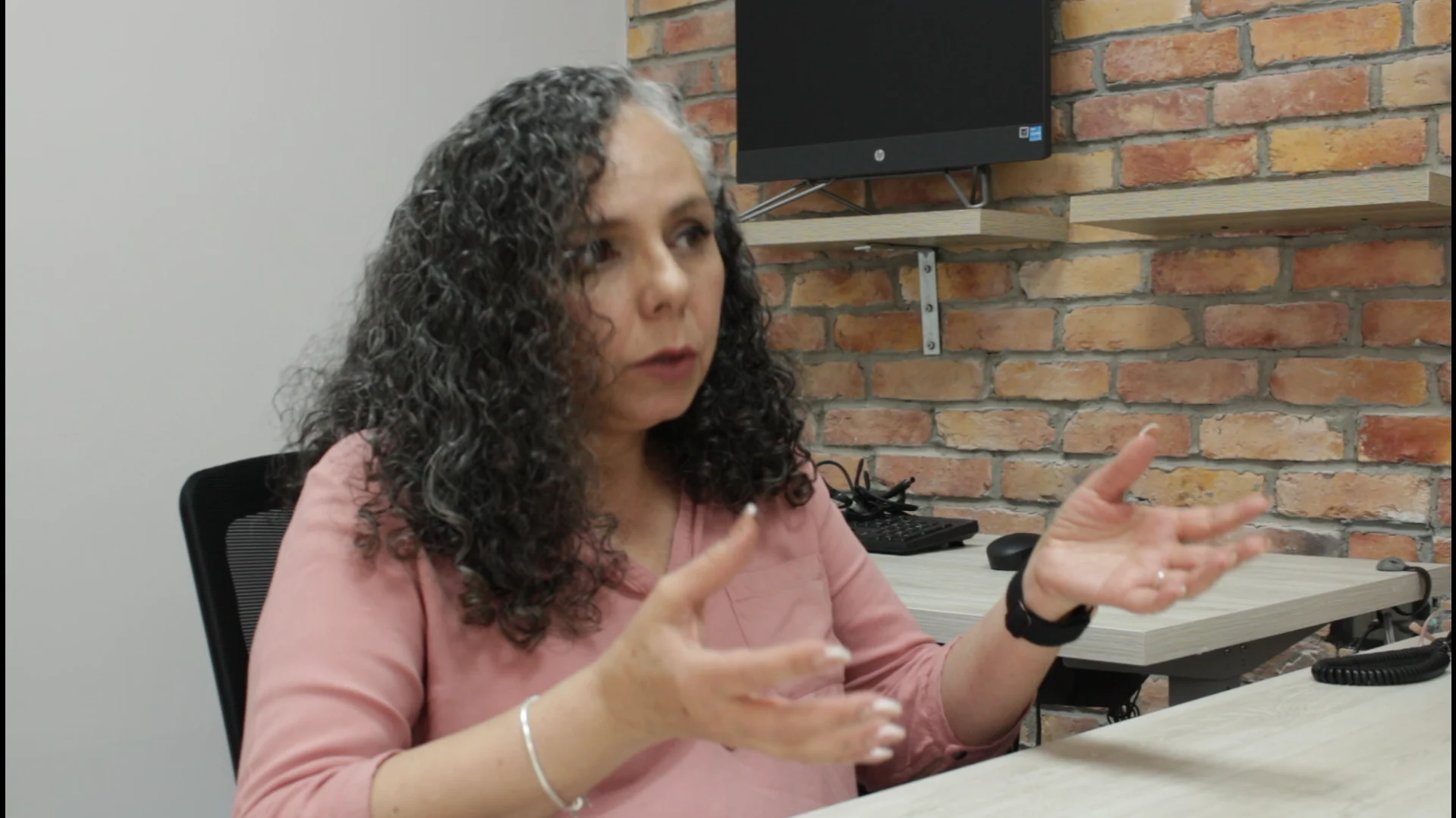 Integrante del equipo de Mathasa durante una entrevista sobre su experiencia operativa